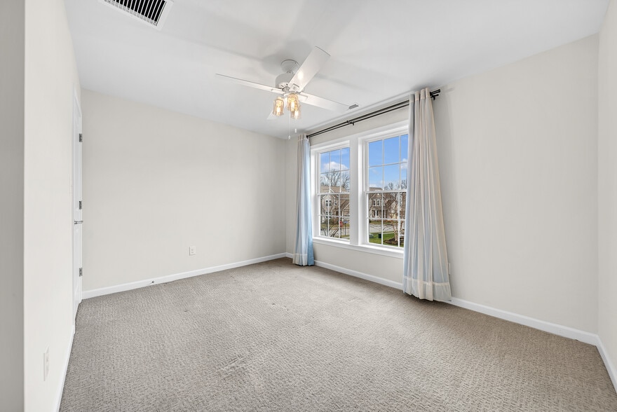 Building Photo - 5 Chestnut Crk