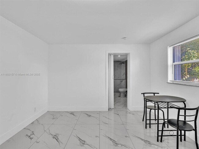Building Photo - 4941 SW 44th Ave