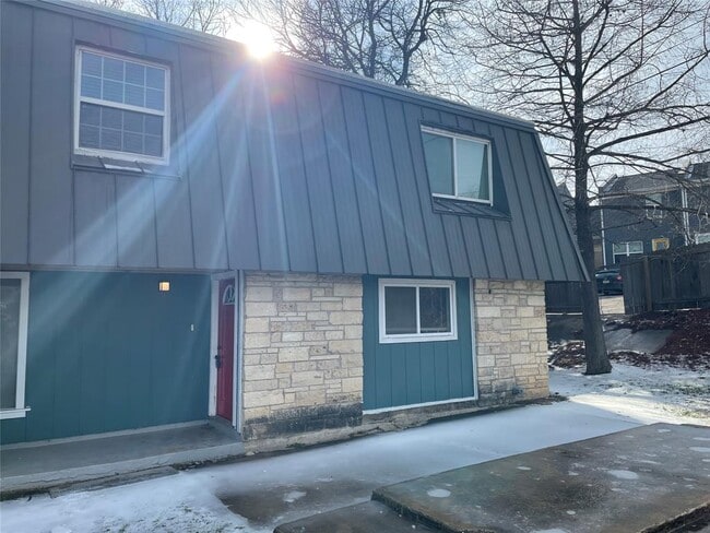 Building Photo - 6253 Manor Rd