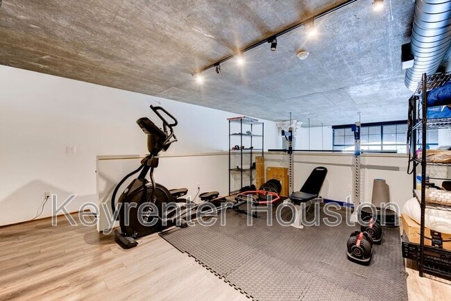 Building Photo - 1005 S Shepherd Dr
