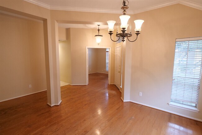 Building Photo - 15503 Clear Valley Dr