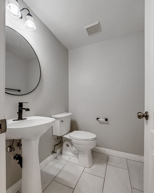 Building Photo - Charming Southwest Las Vegas Home with Open Layout & Prime Location Near the Strip