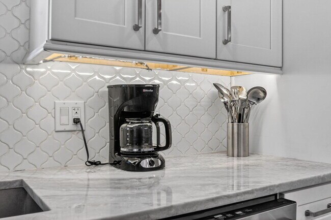 Building Photo - 1511 S Palmway