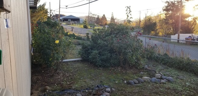 Building Photo - 3 bedroom, 2 bathroom home in well established neighborhood.