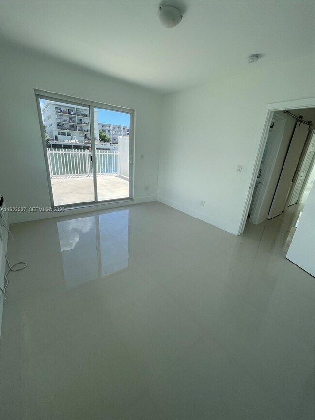 Building Photo - 8215 Crespi Blvd