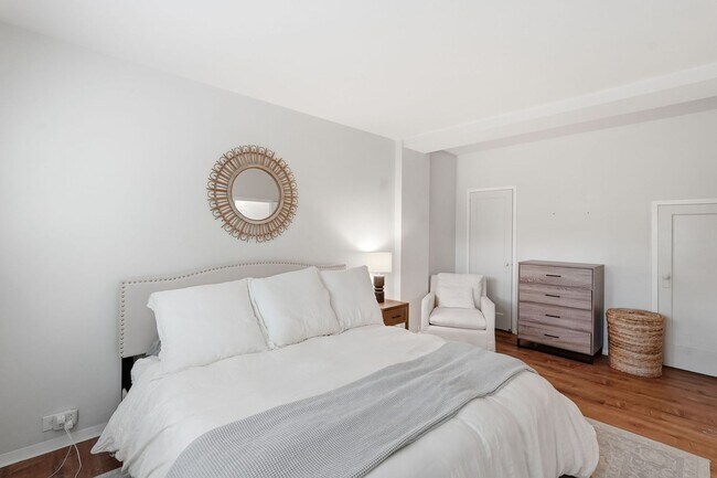 Building Photo - Bright Alexandria Condo with Private Patio & Community Pool!
