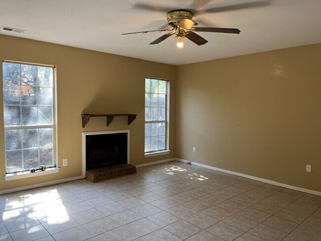 Building Photo - Renovated 4 Bedroom 2 Bath Home for Rent!