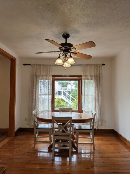 Dinning area with gorgeous bay window - 1291 Main St