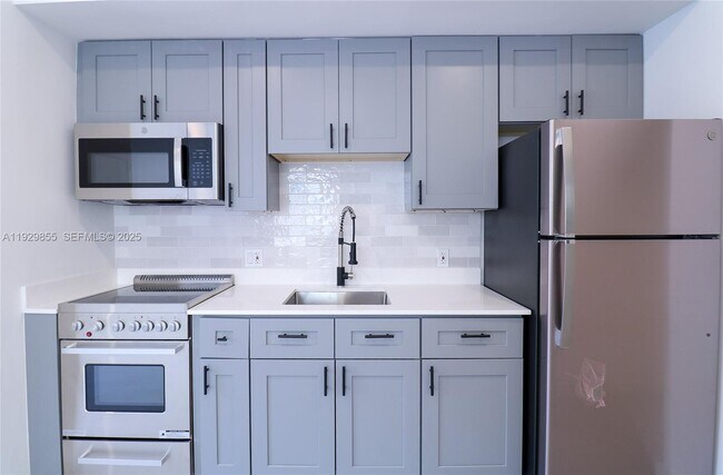 Building Photo - 221 SW 11th Ave