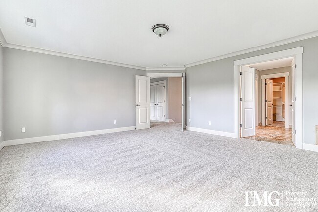 Building Photo - Large Pet Friendly 3 bed 2.5 bath home in ...