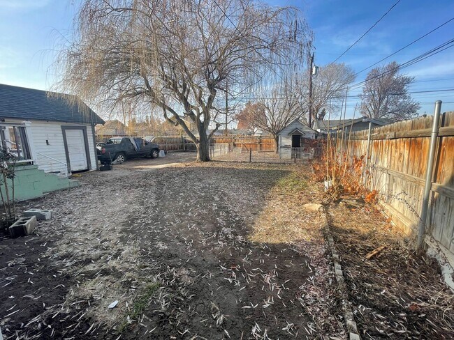 Building Photo - 506 S Naches Ave