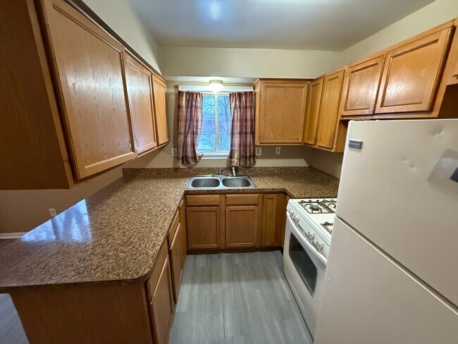 Building Photo - 596 Bloomfield Ave