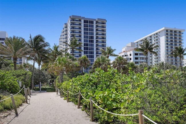 Building Photo - 2625 Collins Ave