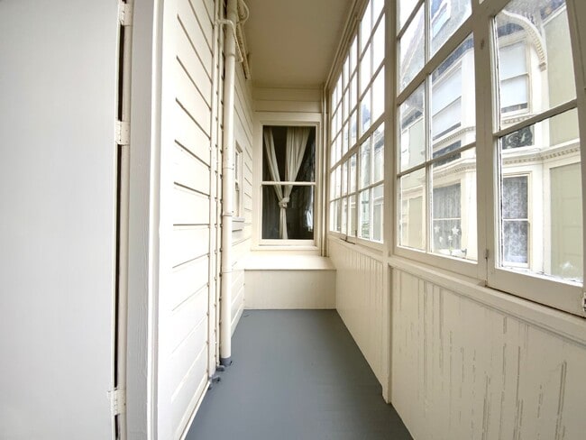 Building Photo - SPACIOUS 4BR! Laundry IN-UNIT! Great Locat...