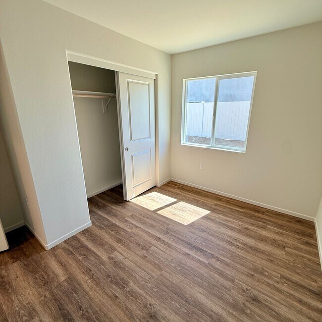 Building Photo - BRAND NEW 4 BEDROOM ADELANTO HOME