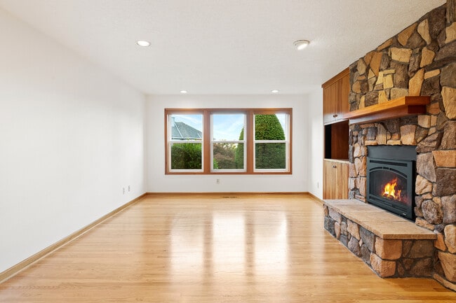 Building Photo - 1324 Stonehaven Dr