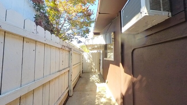 Building Photo - 3535 N San Joaquin St