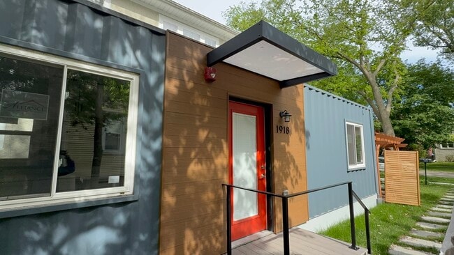 Primary Photo - 1918 Noyes St