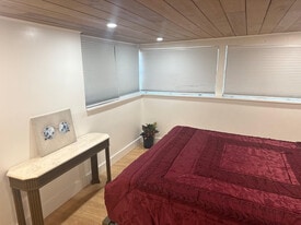 Building Photo - 605 NE 27th St