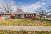 Building Photo - 3 Bedroom 2 Bath Home for Rent Indianola, ...