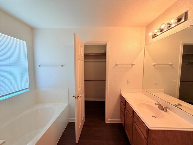 Building Photo - 124 Estate Cove
