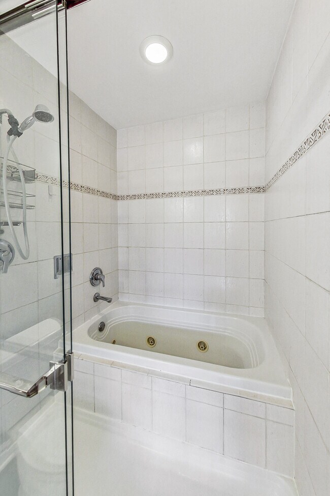 Building Photo - 680 N Green St