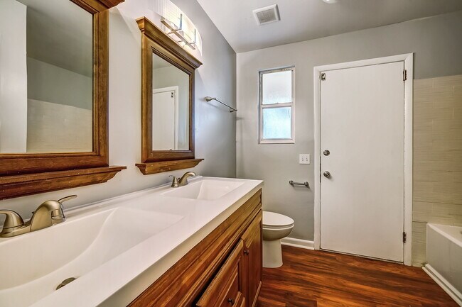 Building Photo - 3546 Clyde Dr