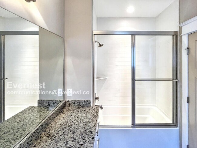 Building Photo - Lovely 2-Bedroom Home with Modern Amenitie...