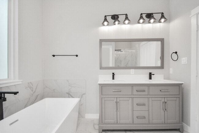 Building Photo - 8419 Berry Brush Ln