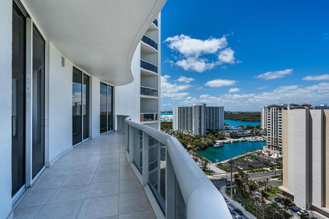 Building Photo - 16001 Collins Ave
