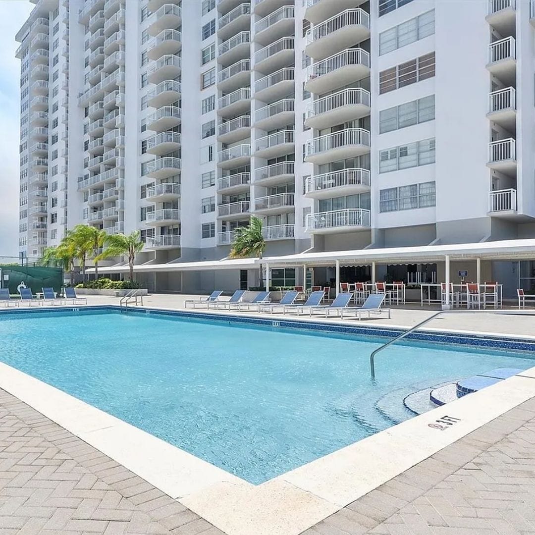 Building Photo - 18031 Biscayne Blvd