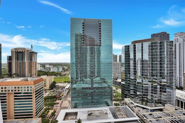 Building Photo - 1300 Brickell Bay Dr