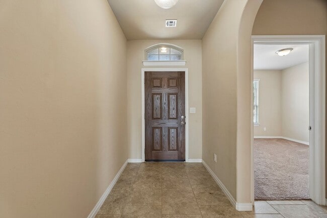Building Photo - 3 bedroom 2 bath near Paycom!