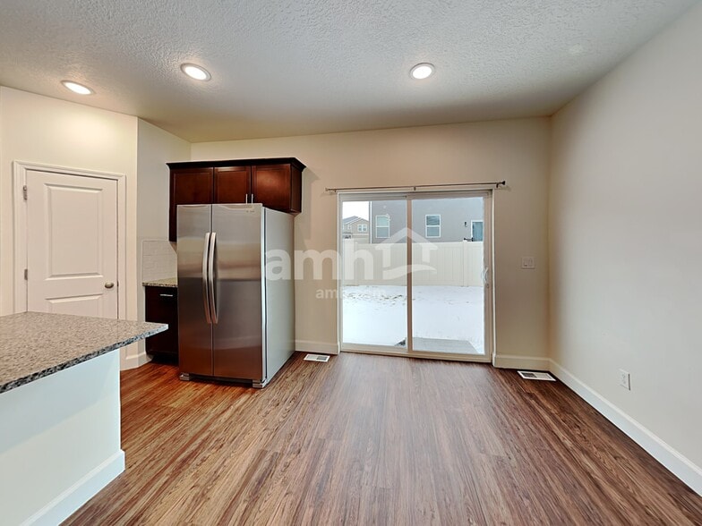 Building Photo - 2403 E Surry Way