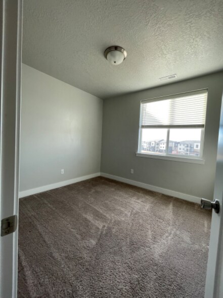 Building Photo - 761 N 260 W