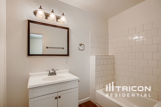 Building Photo - 619 S Sirrine