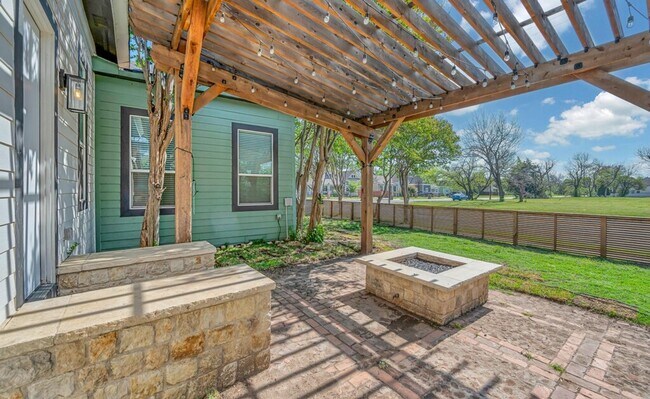 Building Photo - Beautiful 3 bedroom / 3 bath house available now!