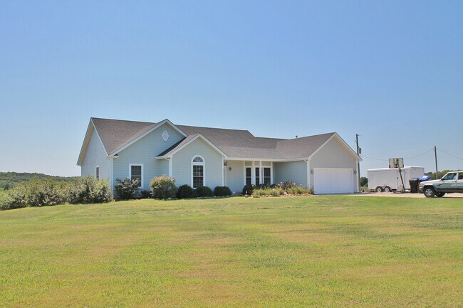 Building Photo - New price! Enjoy country living and seclus...