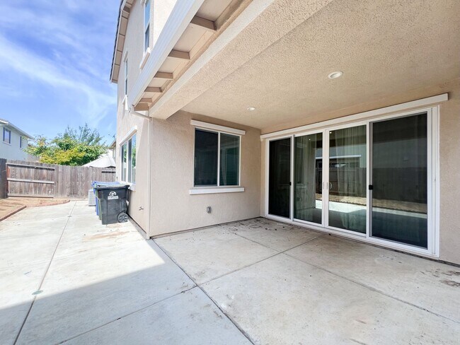 Building Photo - Spacious 4 Bd 3 Bath Home in Elk Grove