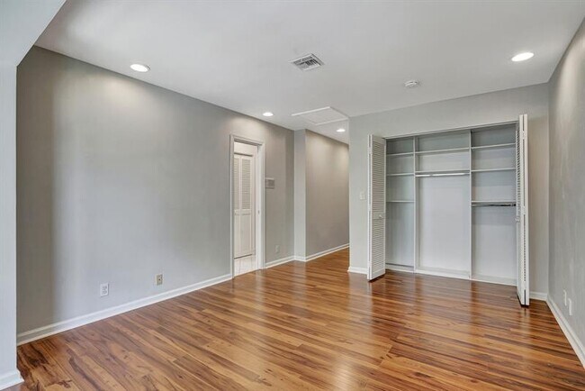 Building Photo - 6012 Glendale Dr