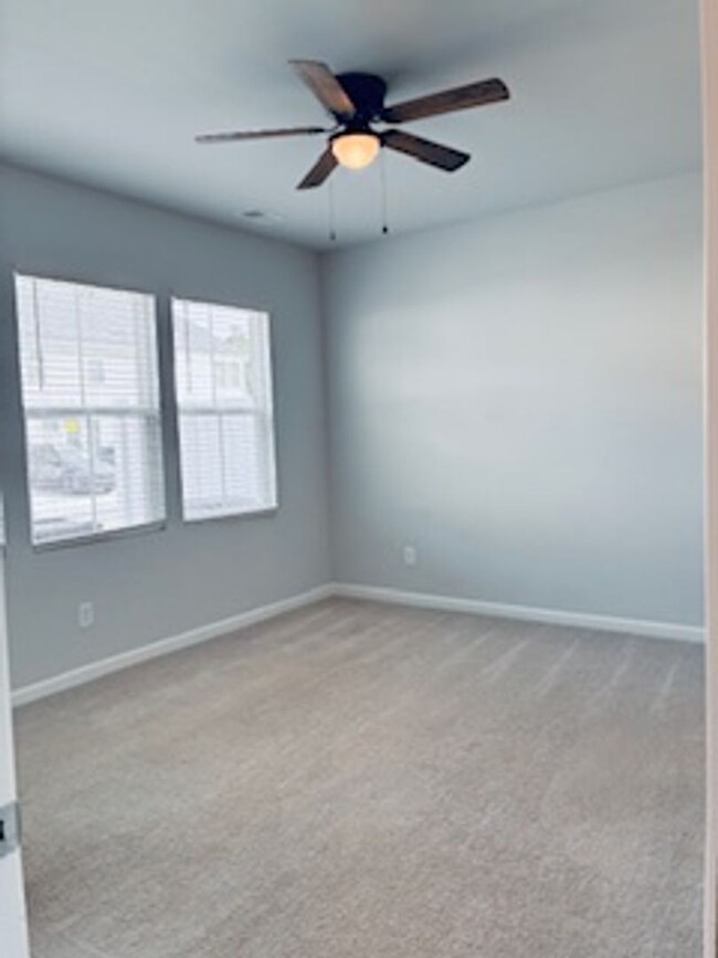 Building Photo - New 3 Bed/ 2.5 Bath Townhome Off Central A...