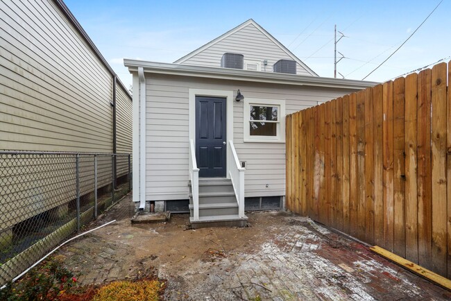 Building Photo - Gorgeous 2BD/2BA Uptown