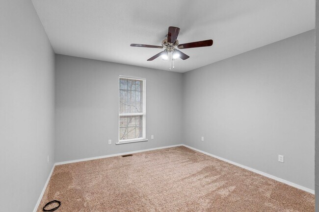 Building Photo - 911 Stonebridge Dr