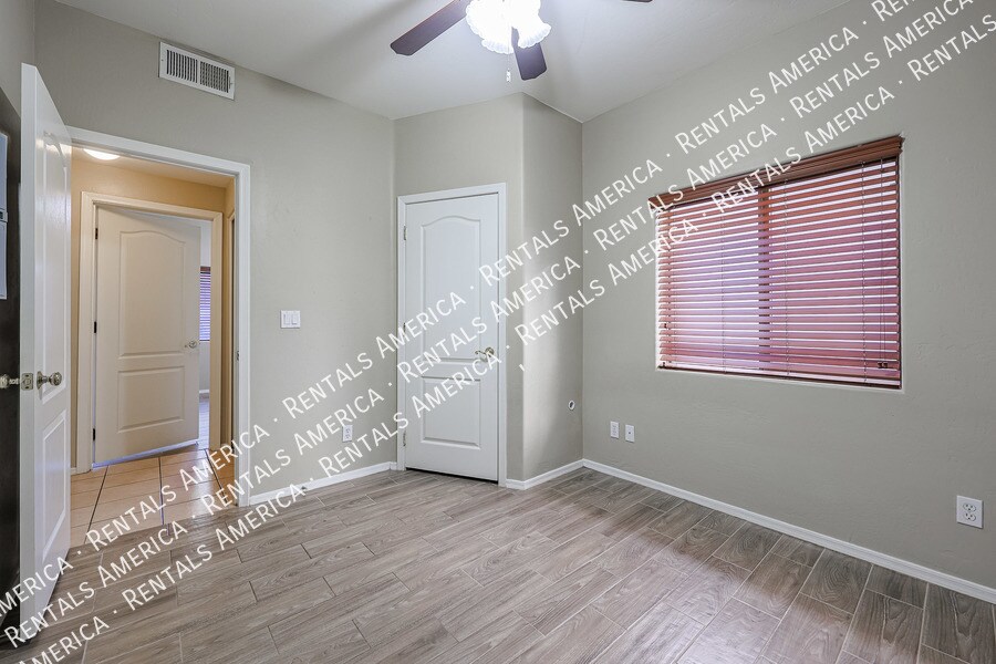 Building Photo - 510 W University Dr