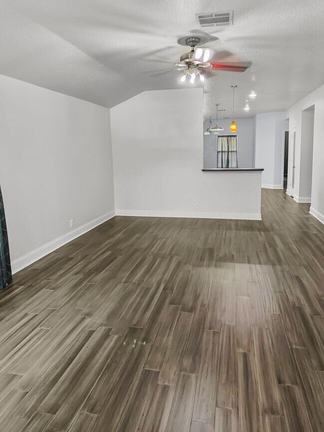 Building Photo - Immediate Move In Available