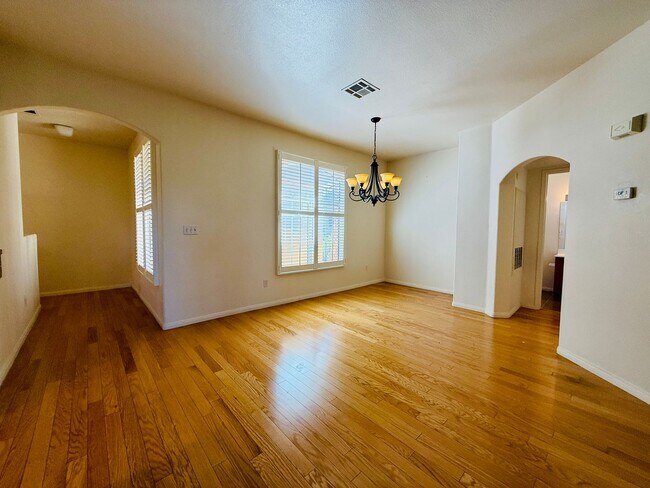 Building Photo - Enjoy resort-style living in this stylish ...