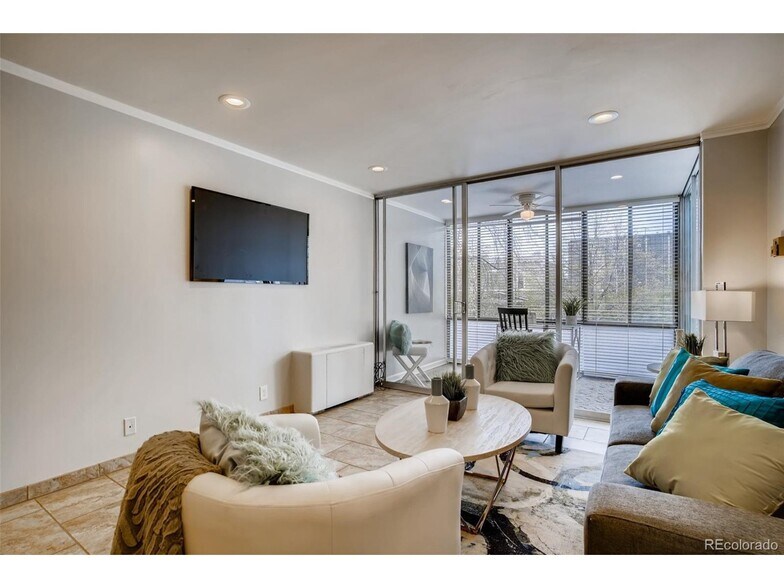 Building Photo - 1050 N Corona St