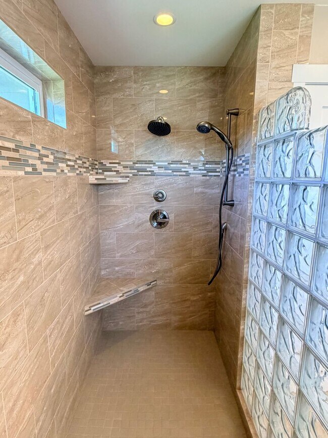 Building Photo - Luxury, golf course living with VIEWS! 3+ bed, 3 bath, three car garage and so much more!