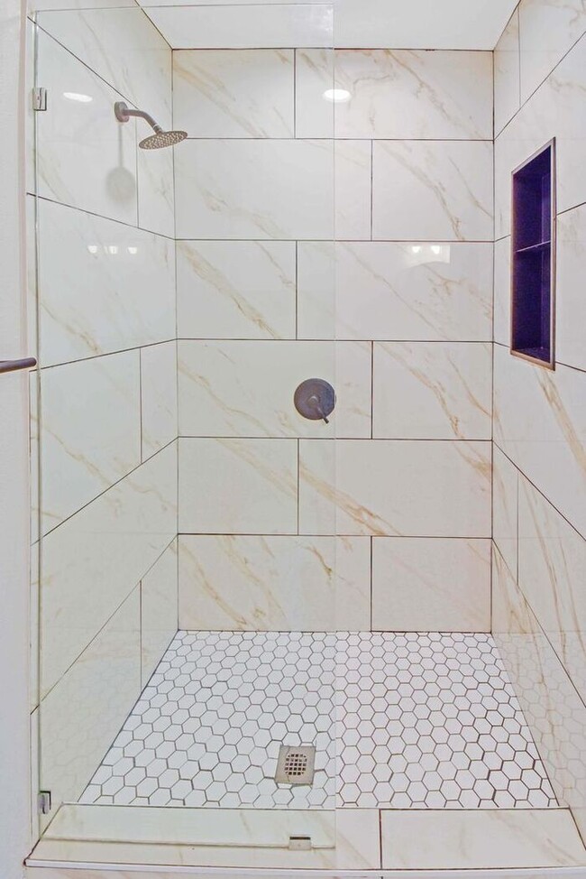 Building Photo - Available Now! Newly Remodeled 4 Bed 3 Bat...