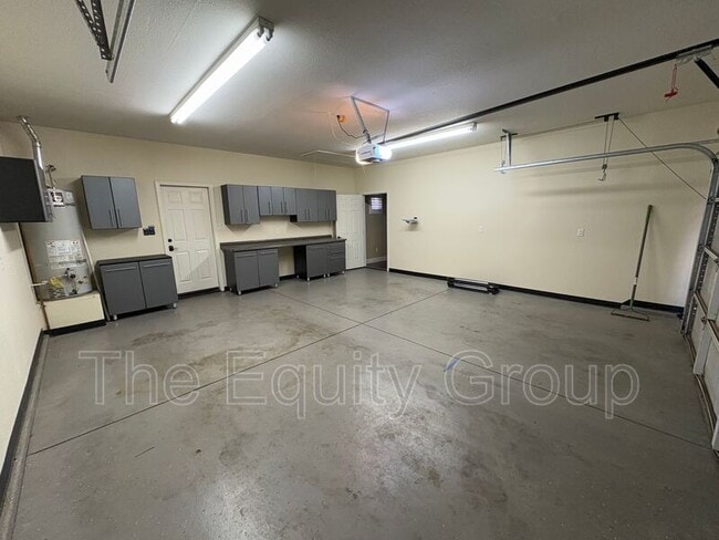 Building Photo - 2650 W Oakridge Ave